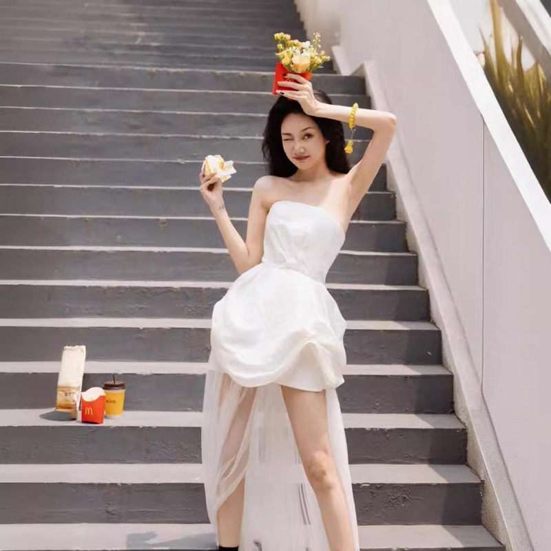 Photography Wedding - フランスの白いストラップレスのモーニングガウン、軽いウェディングドレス、宴会の写真撮影、モーニングフォト、屋外のベール、イブニングガウン