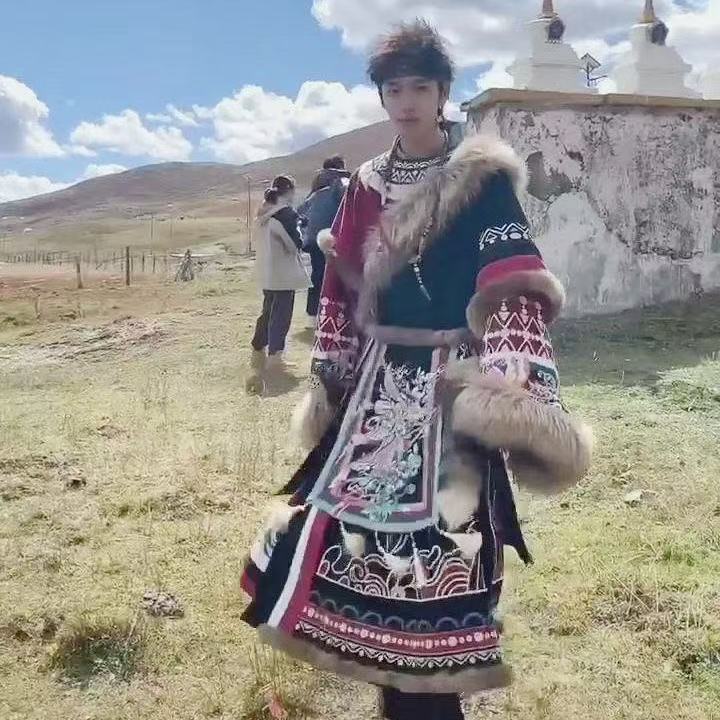 古典的な刺繍入りチベットローブ男性女性伝統的な豪華な襟の服カ - Photography Of A Man のレビューと価格
