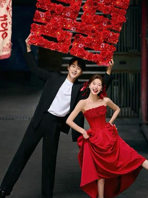 2025年新作 レッド ブライズメイド ストリートスナップ  - Photography Wedding のレビューと価格